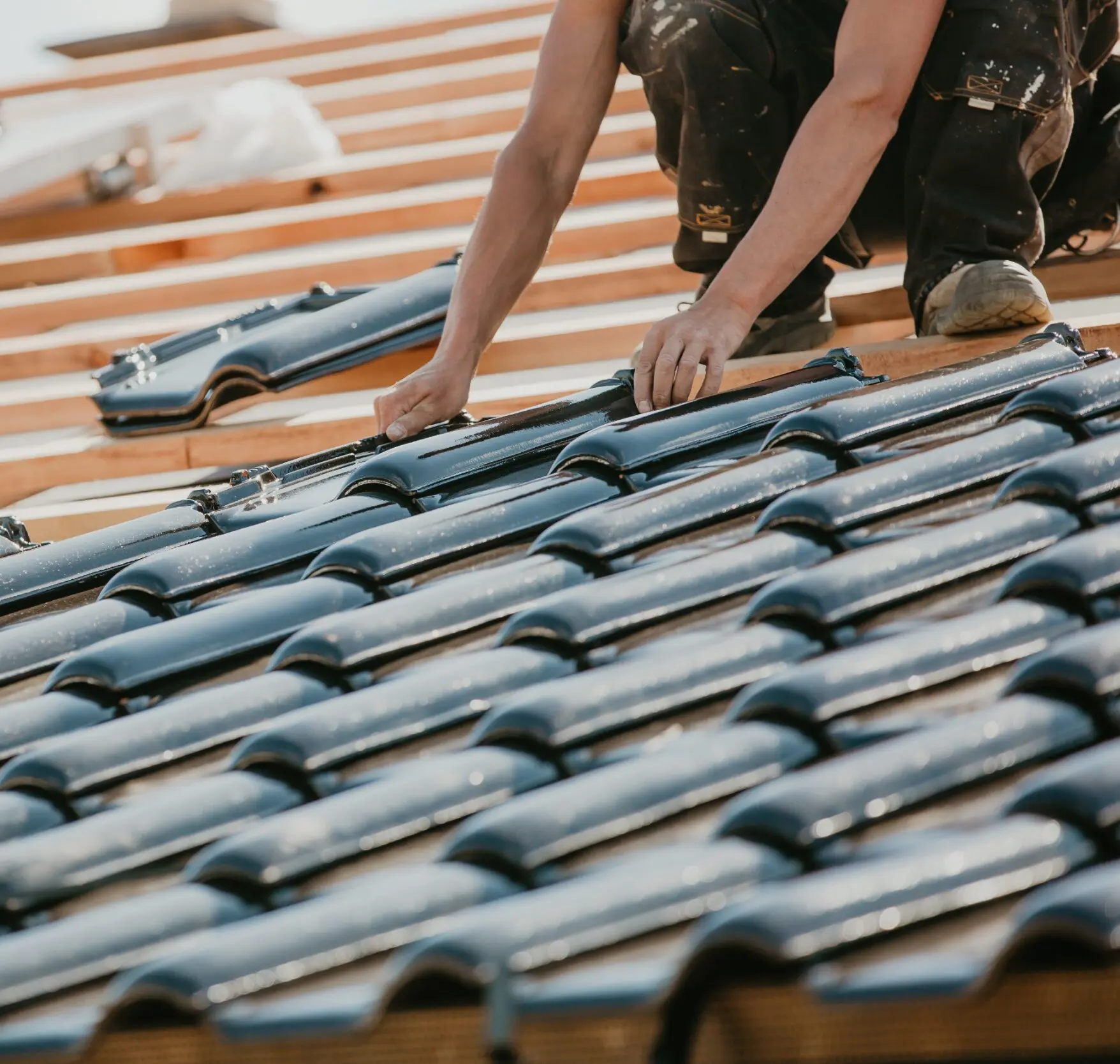 Installing roof tiles expertly